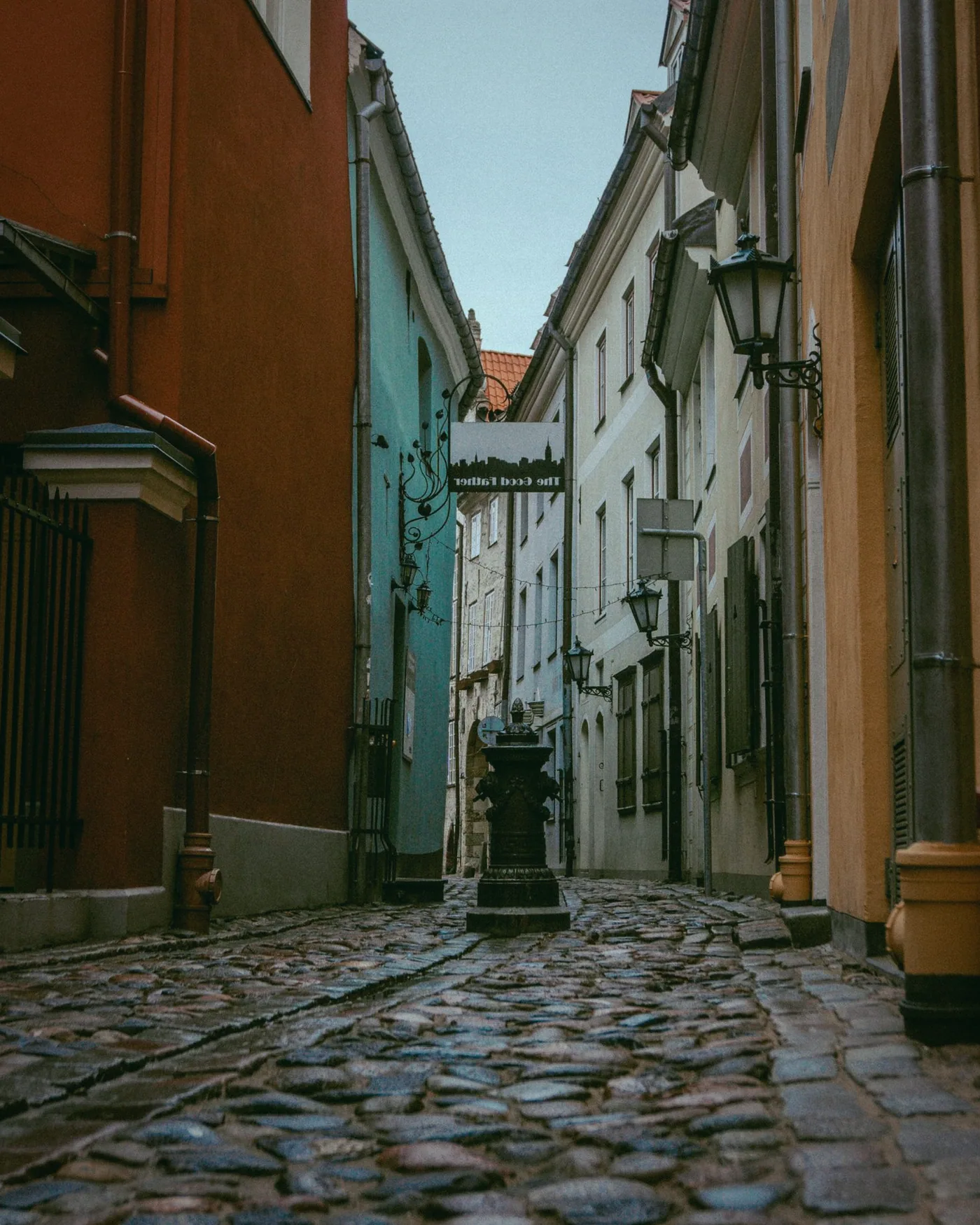 Vchod do domu s litinovými dveřmi