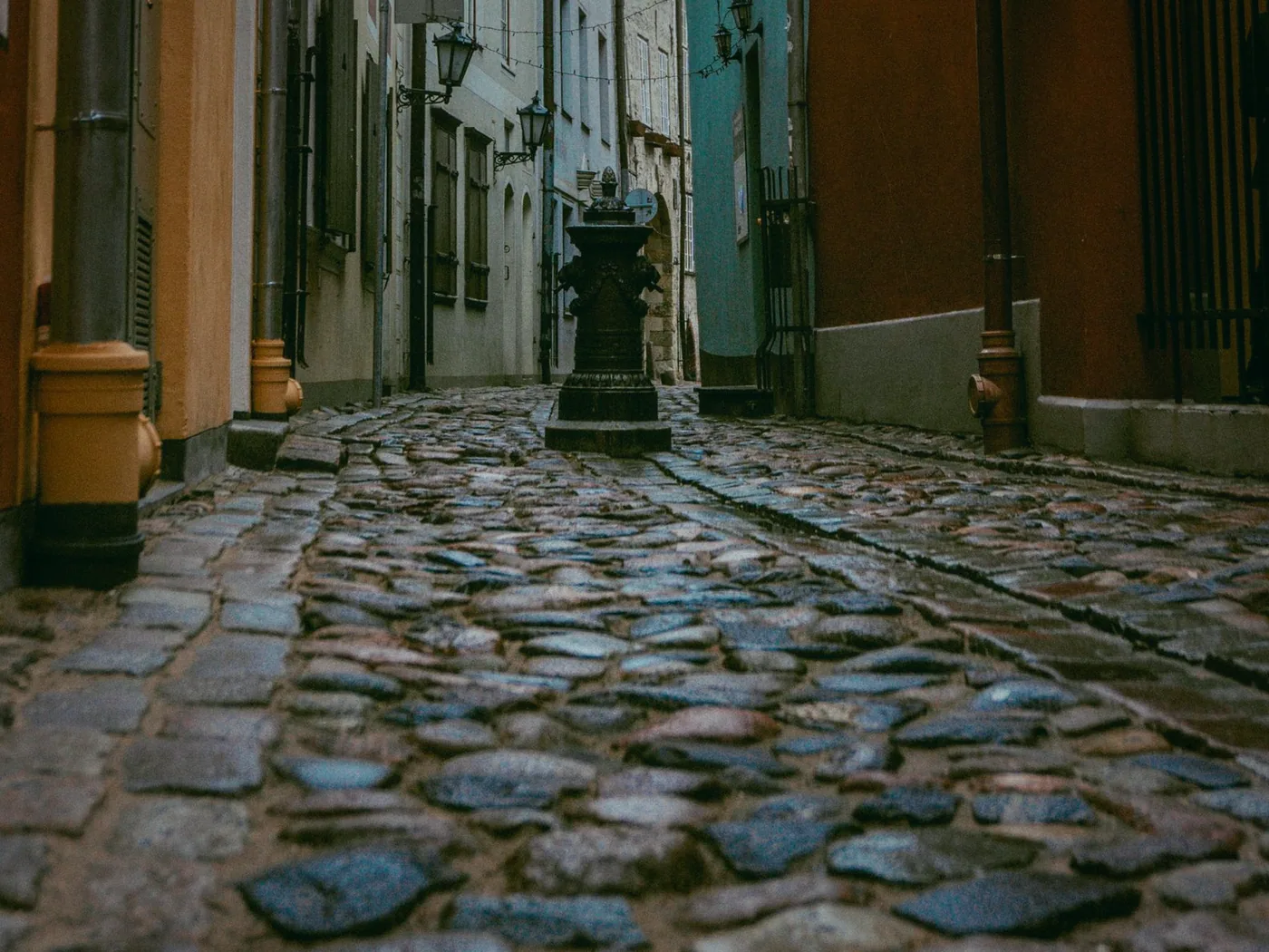 Vchod do domu s cedulí nad dveřmi